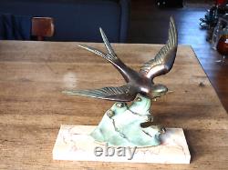 Beautiful Swallow Bird Statue in Regule with Marble Art Deco Base, Unsigned