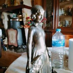 Belle Et Grande Sculpture Statue Art Deco Femme & Lèvriers Signed 46x42 CM