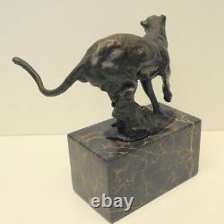 Bronze Statue of a Cheetah in the Animalier Style, Art Deco and Art Nouveau Style, Signed Bronze.