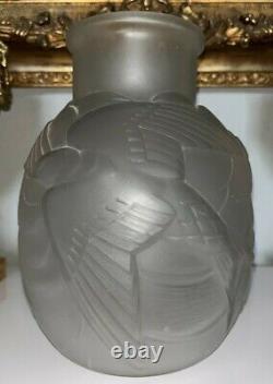 MULLER Brothers Swallow Vase in Molded Pressed Glass. Art Deco Signed
