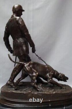 Sculpture of a Hunting Dog Animalier Valet in Art Deco and Art Nouveau Style