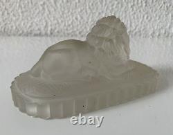 Translation: 'Antique Art Deco Glass Paperweight with Lying Lion, Signed Gijon'
