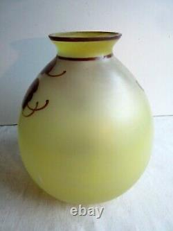 1/a Vase boule Art Déco, verre jaune émaillé de fleurs Passiflore, signé JOMA