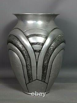 Ancien vase Art-déco en étain repoussé/martelé signé Barte Bel état 23x17 cm. SB