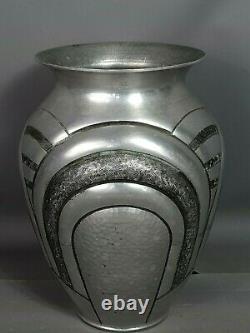 Ancien vase Art-déco en étain repoussé/martelé signé Barte Bel état 23x17 cm. SB