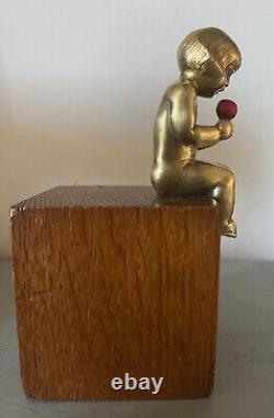 Beau Bronze Art Déco signé Bizette fillette nue mangeant une pomme + socle