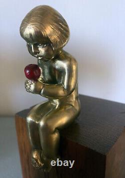 Beau Bronze Art Déco signé Bizette fillette nue mangeant une pomme + socle