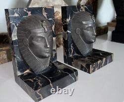 C CHARLES Serre-livres en bronze Art Déco à décor d'un profil d'un pharaon Signé