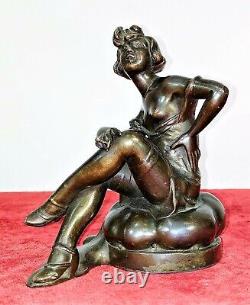Dame Fumant. Metal Patiné Bronze. Art Deco. Signé Lesueur. France. Circa 1920
