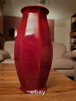 Grand vase en faïence rouge à 6 pans, signé Paul Milet / Art déco / 29 cm