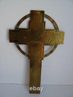 Grande Croix Crucifix en Bronze Doré Martelé et Pierres Art Déco Signé Zenner