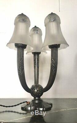 Lampe Art Deco 3 bras signée G. Limousin, régule et tulipes en verre satiné