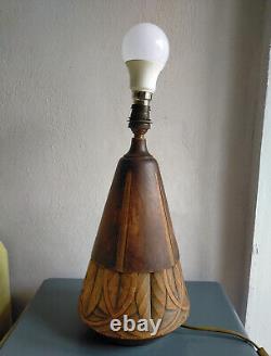 Lampe Art Déco en bois sculpté signée