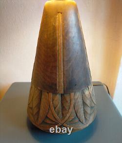 Lampe Art Déco en bois sculpté signée