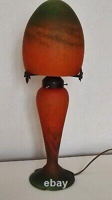 Lampe champignon en pâte de verre, signé A France. Hauteur 51cm