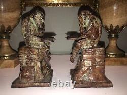 Paire de serre-livres en bronze, singes savants, non signés. Haut. 19 cm