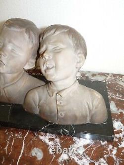 Superbe rare ancienne sculpture de trois enfants signée, 1951