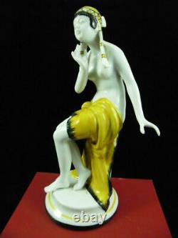 Tres Belle Figurine Ou Tanagra Ancienne En Porcelaine. Signee. Art Deco