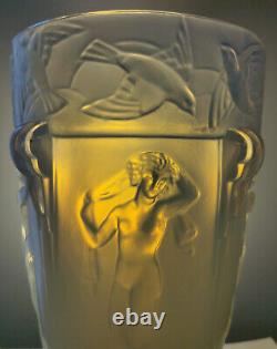 VASE ART DECO signé SABINO 1930 OPALESCENT LA DANSE esprit LALIQUE ou ETLING