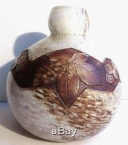 Vase Art Déco signé LEGRAS, pâte de verre dégagée à l'acide décor Glycine