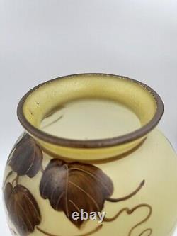 Vase Art Déco, verre jaune émaillé de fleurs Passiflore, signé JOMA
