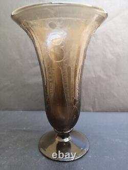 Vase art deco signé Véramé décor dégagé a l'acide Parfait état hauteur 22 cms
