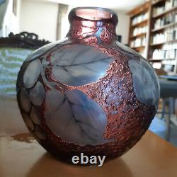 Vase en verre violet Art Déco signé D'ARGYL décor argenté de grappes de raisin